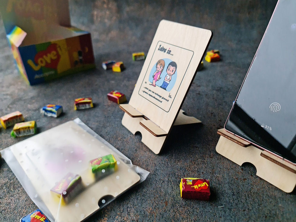 Miniatură: MN-048 Suport din lemn p/u telefon în tematica Love is...