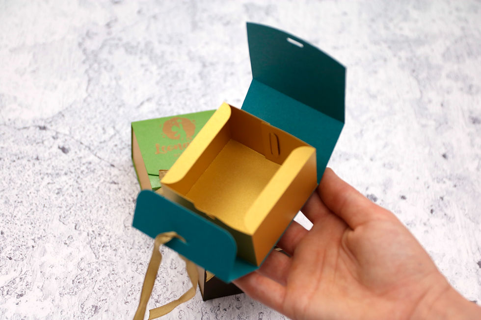 Miniatură: CT-033 Cutiuta pentru cumetrie cu print auriu