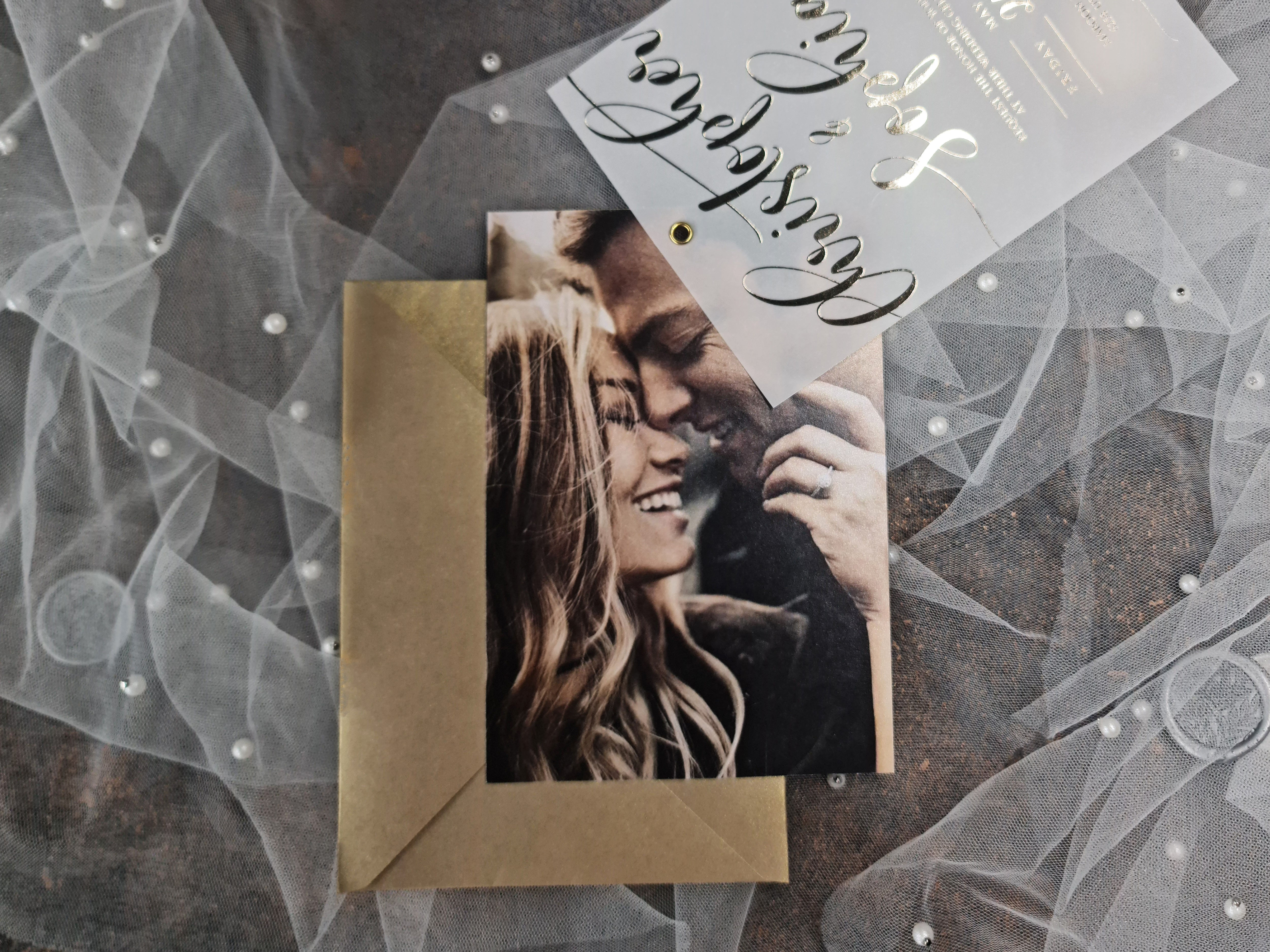 IN-092 Invitatie din hartie pergamenata imprimata cu auriu, cu foto si plic