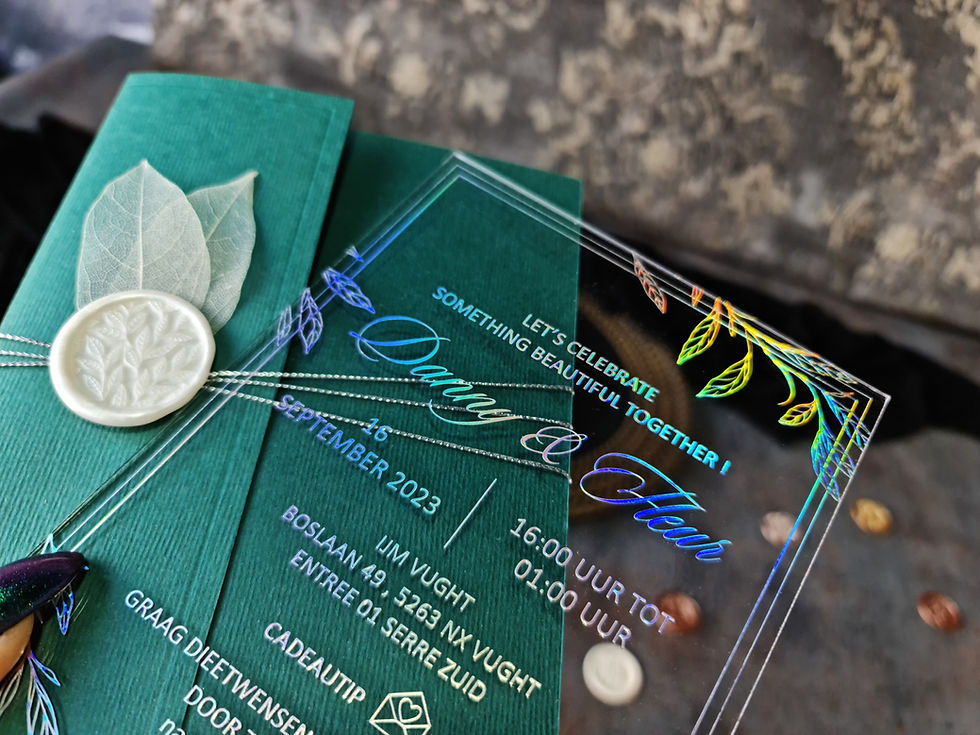 Miniatura: Acrylic wedding invitation with iridescent print and green cover with leaves