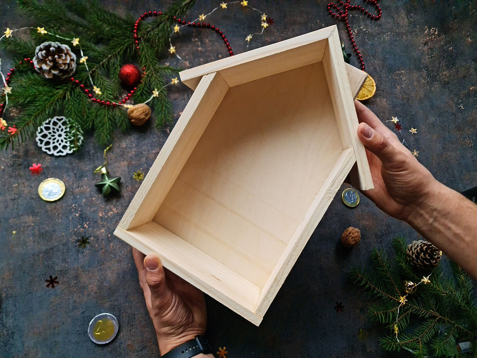 Cutie din lemn forma casuta pentru cadou corporativ de revelion sau craciun