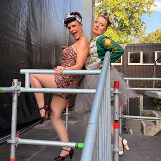 Julie und Peggy vor dem Bühnenaufgang beim Kultursommer Hanau