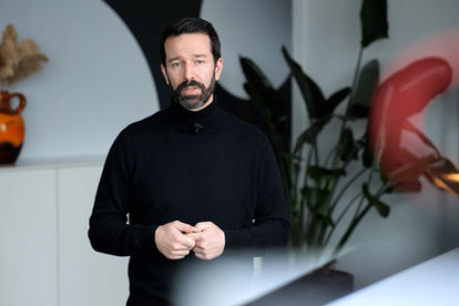 Experte spricht zum Thema SAP Business Data Cloud in die Kamera