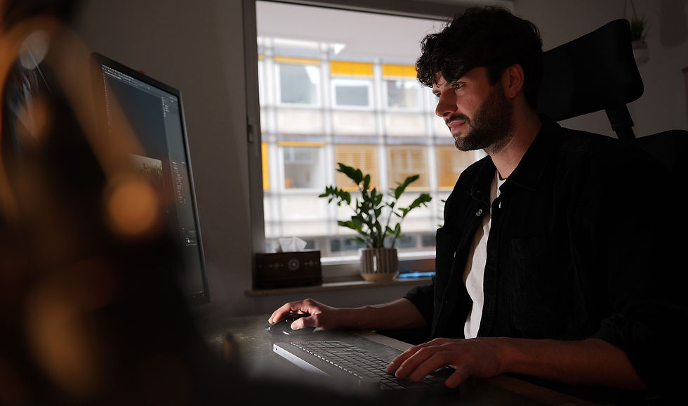 Videoproduzent Robin Knapp an seinem Schnittplatz