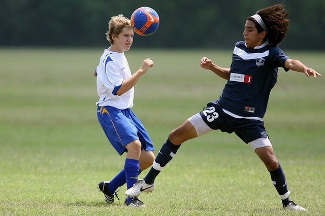How can football support refugees?