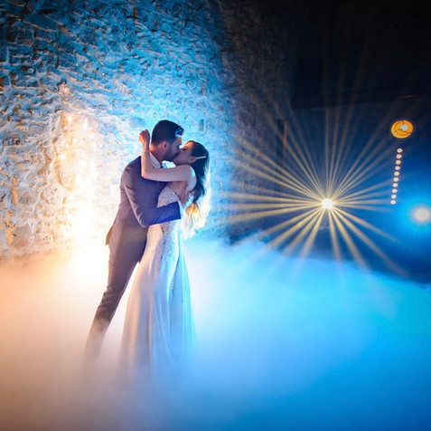 Ambiance féerique pour l’ouverture de bal d’un mariage chic au Château de Sénéguier en Provence