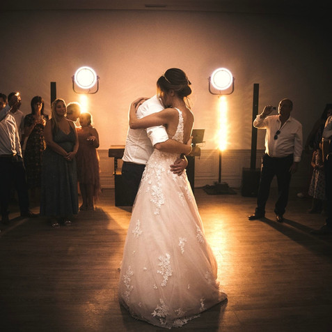 Ouverture de bal romantique avec DJ et éclairage d’ambiance à la Bastide de Toursainte