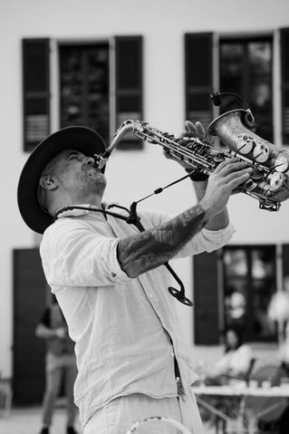 DJ jouant du saxophone live pendant une animation musicale lors d'un mariage au Château de la Cheylane, Var