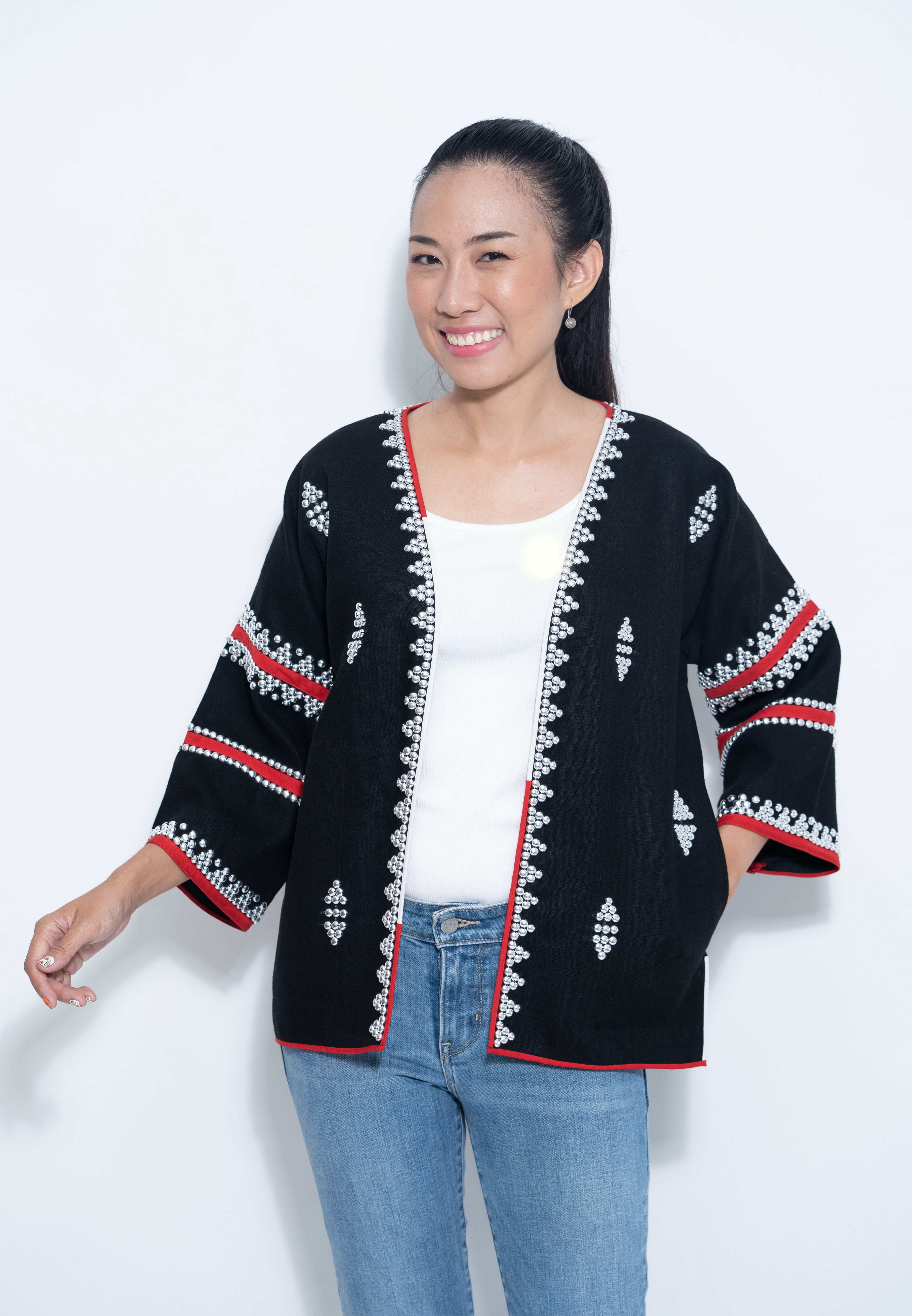 เสื้อคลุมงานปักหมุดลาหู่ ผ้าใยกัญชง สไตล์โมเดิร์น