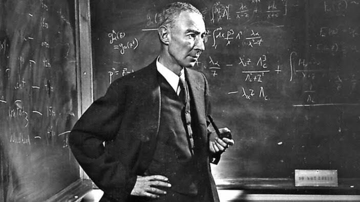 J. Robert Oppenheimer'ın nükleer bombanın geliştirilmesindeki rolü nedir?