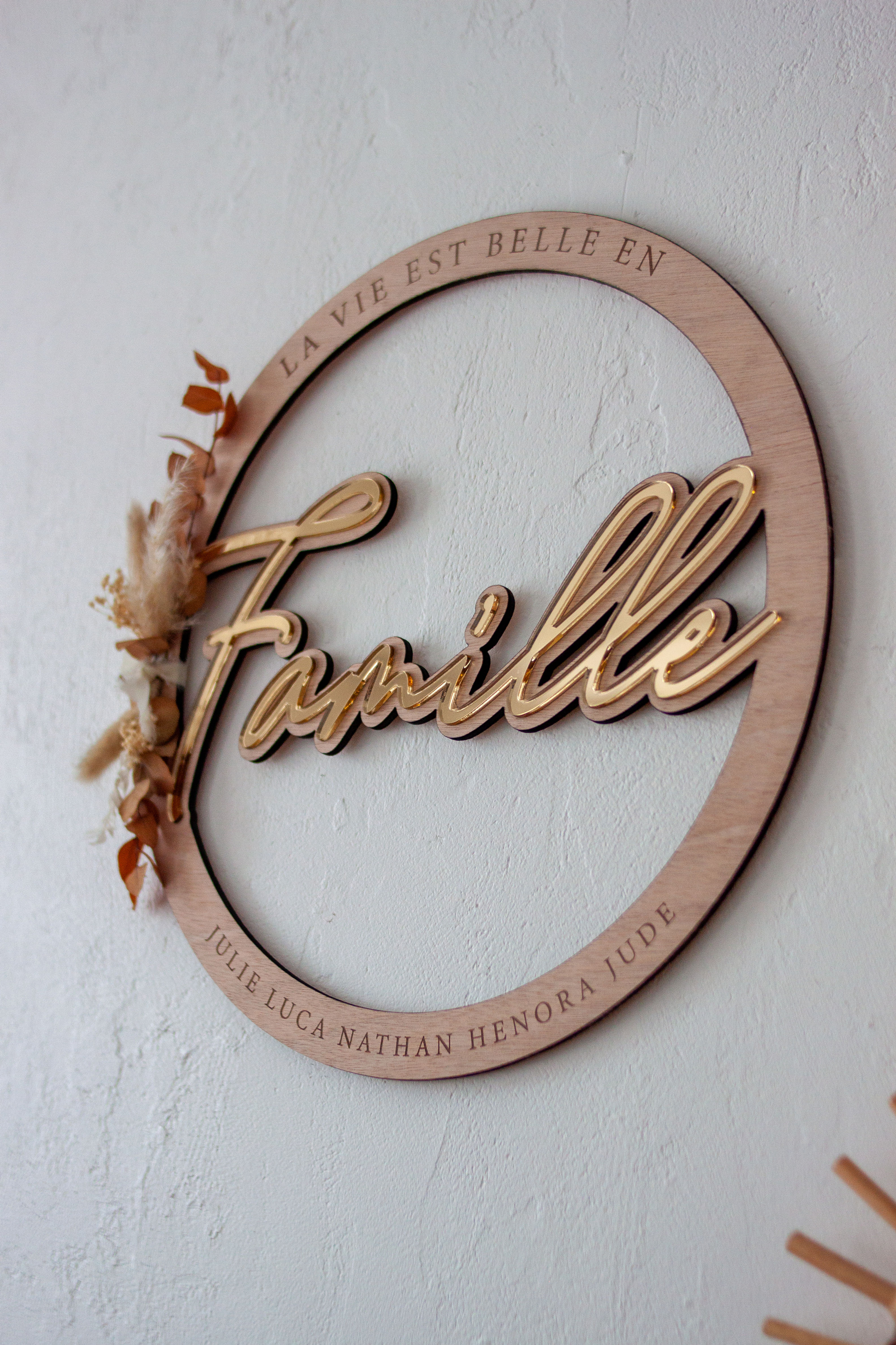 Couronne en bois gravé et fleur séchées personnalisable "Famille"