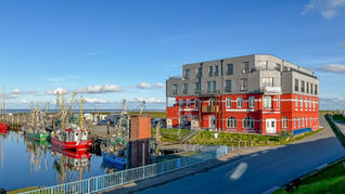 16_Gebäude direkt am Hafen gelegen.jpg