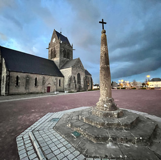 Sainte-Mere-Eglise church and square - NormandyBunkers
