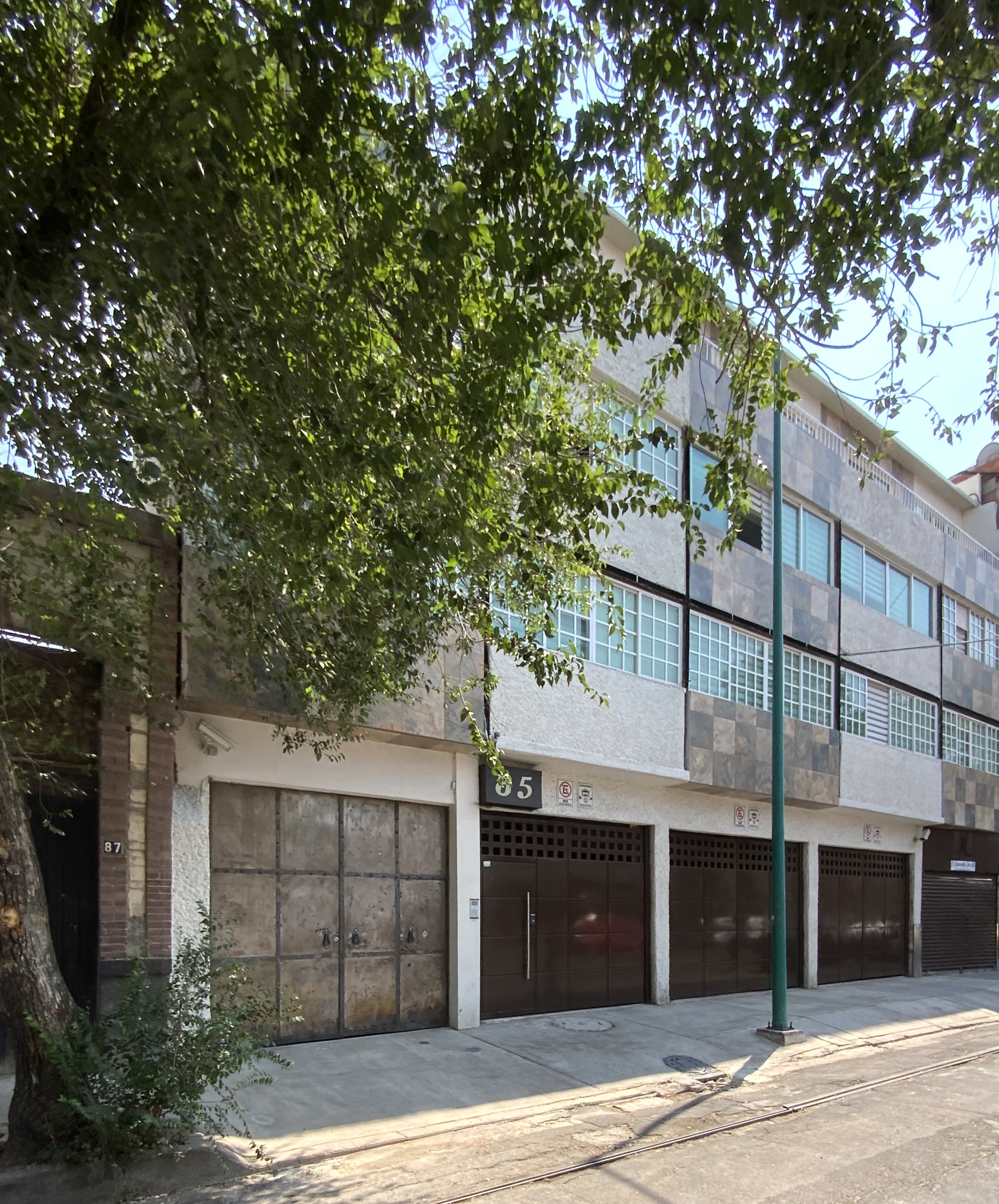 Entrada y patio verde