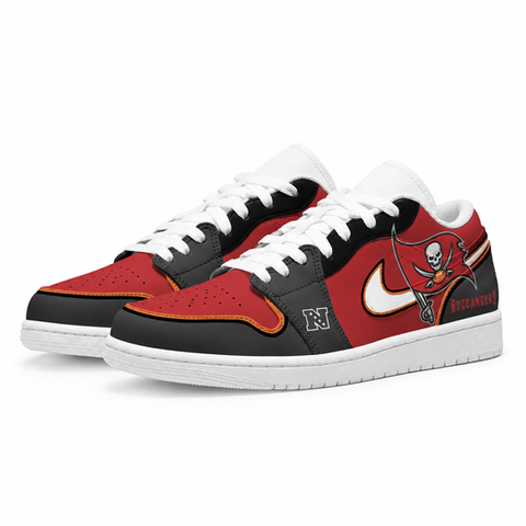 Air Jordan 1 Low personnalisées Tampa Bay Buccaneers rouge, gris, noir. Logo Buccaneers