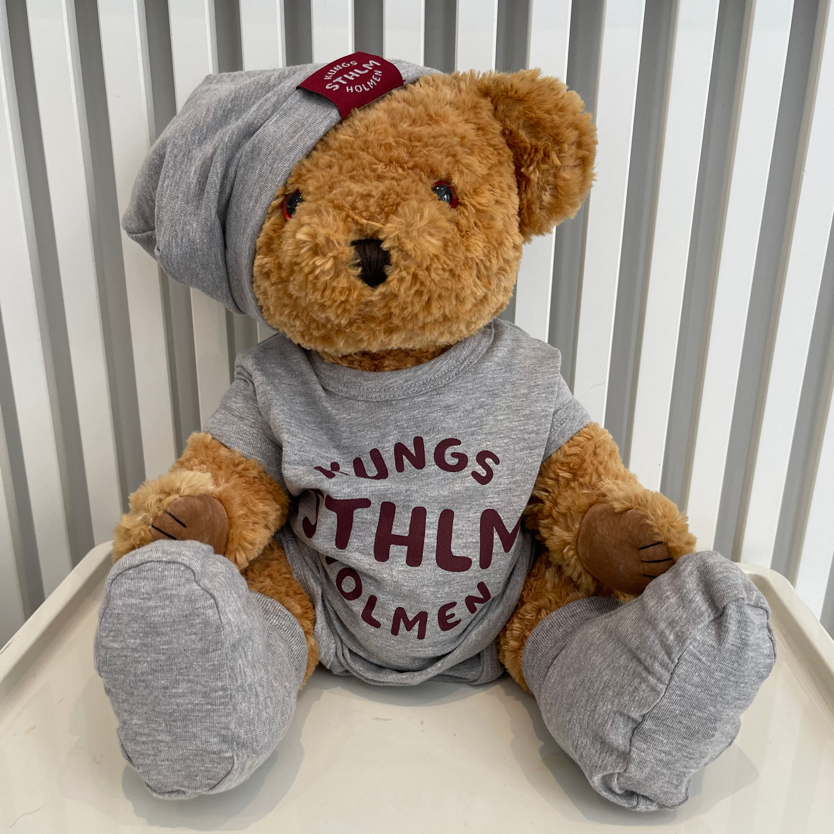 Kungsholmen baby-set i grått med body, mössa och tossor