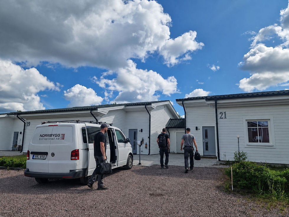 Arbetslag anländer till möblerat företagsboende hos ArcticStay för projektarbete och längre vistelser.