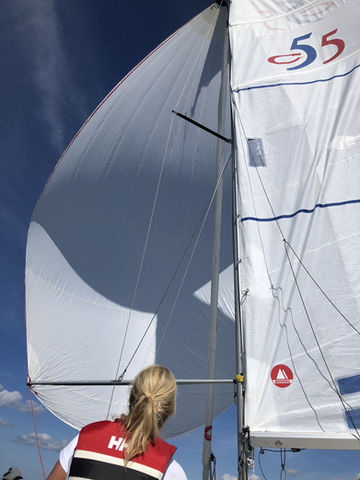 Segelbåt, segel 55, blå himmel