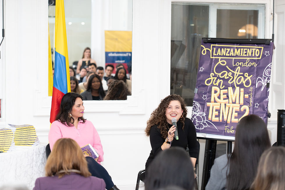 Andrea Sarmiento con Natalia Rodríguez y público en conversatorio. Consulado de Colombia en Londres, 21 de Feb 2025. Foto por @omis_photography.