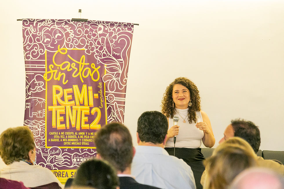 Autora Andrea Sarmiento y público en sesión de preguntas, Centro Comercial Unicentro Bogotá, 13 de Dic 2024. Foto por Carlos Gutiérrez.