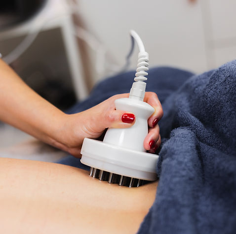 menina-salao-spa-recebe-uma-massagem-nas-costas-e-pescoco-deita-se-na-mesa-de-cosmetologia