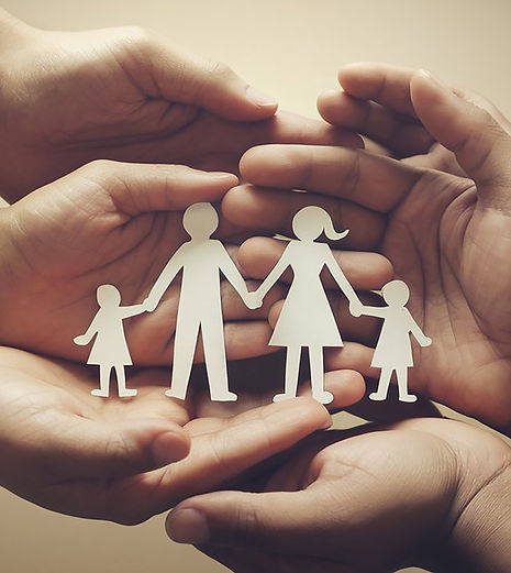 uma-familia-de-quatro-pessoas-esta-de-maos-dadas-e-familia-esta-de-maos.jpg