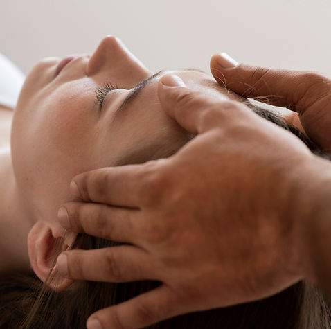 paciente-com-osteopatia-recebendo-tratamento-de-massagem.jpg