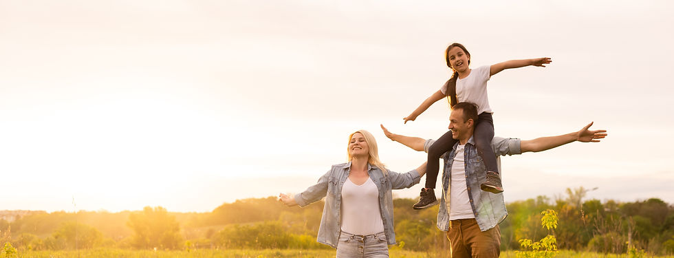 jovem-familia-feliz-em-um-campo.jpg