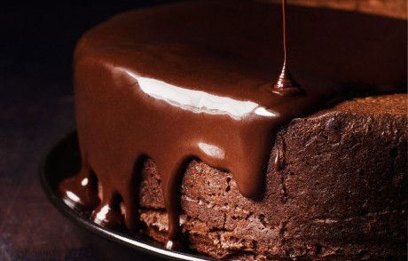 Bolo de chocolate amargo com calda de vinho
