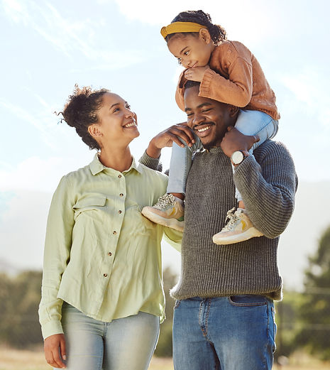 pais-filhos-e-familia-feliz-no-jardim-parque-e-campo-de-sol-ao-ar-livre-para-unir-amor-e-t