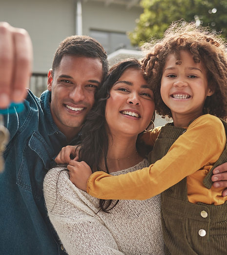 retrato-de-familia-feliz-e-imoveis-com-chaves-em-investimento-imobiliario-ou-nova-casa-jun