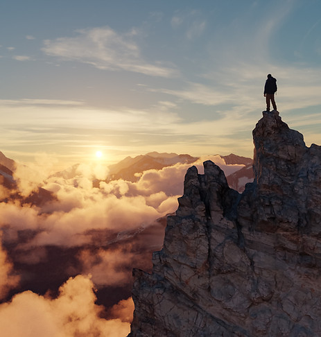 homem-de-aventura-no-topo-pico-da-montanha-rochosa-paisagem-da-natureza-por-sol-dramatico-