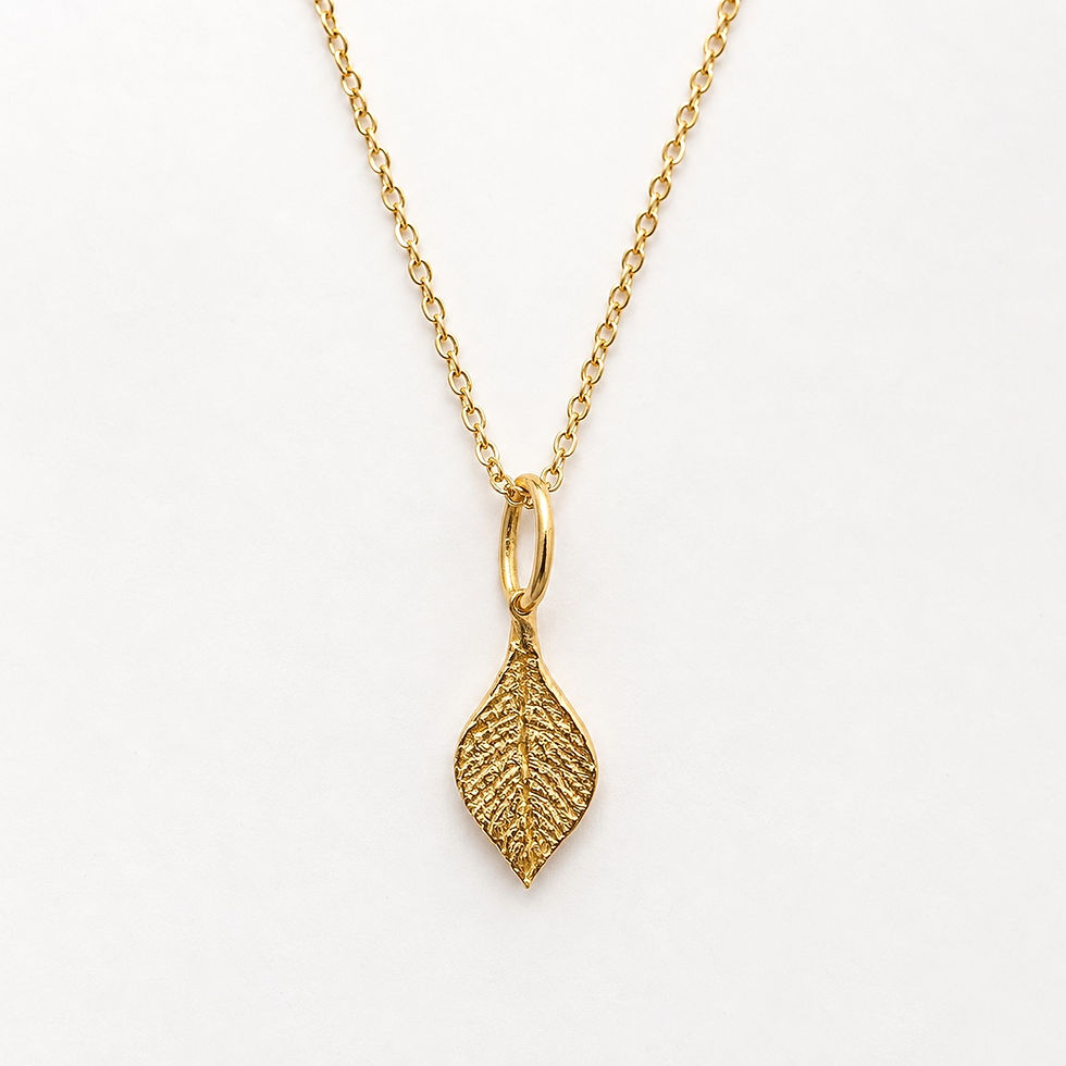 Mini pendentif feuille en or 14 carats légèrement texturé - the boho society