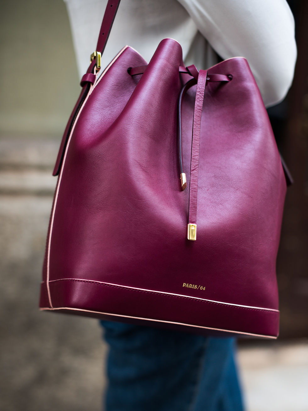 Miniature : The boho society-sac en cuir bordeaux-bucket bag-sac sceau en cuir-haute maroquinerie-paris 64-Sac cuir mode