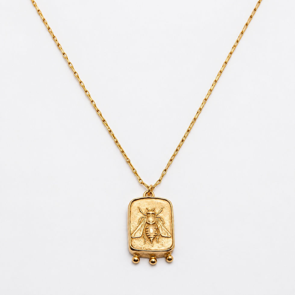 Sautoir plaqué or médaille rectangulaire abeille, chaînes fines dorées – The Boho Society