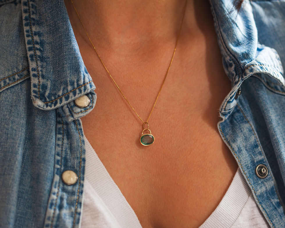 Miniature : Allia No 3 | Pendentif emeraude en or massif