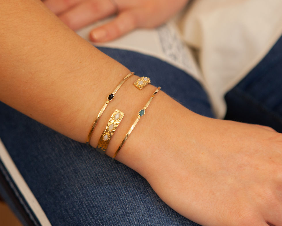 bracelet bohème - bracelet jonc bohème pierre naturelle d'onyx vert plaqué or - the boho society