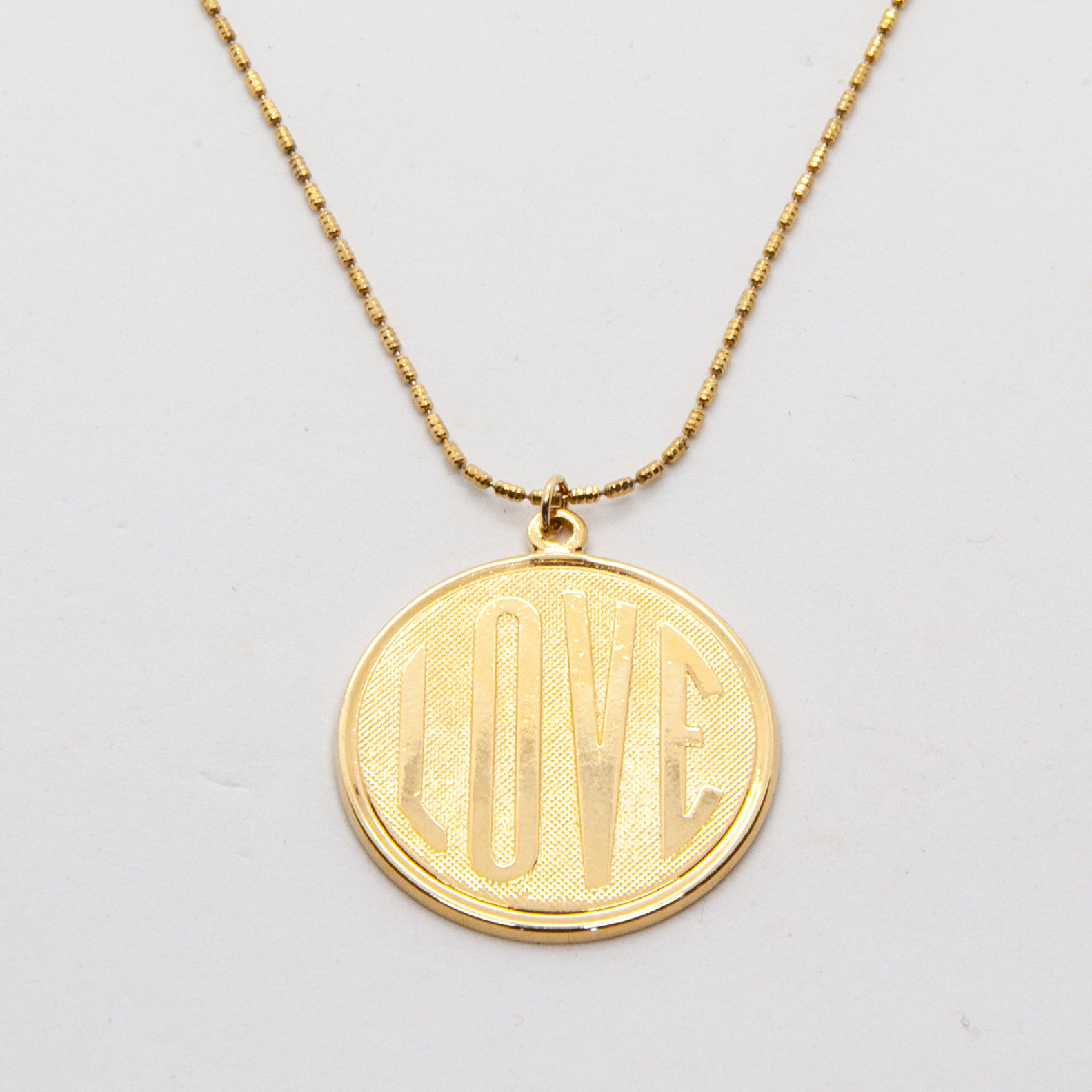 Love | Collier médaille en plaqué or 3 microns