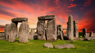 fila de rocas neoliticas en stonehenge en inglaterra con cielos rojos y azules de fondo