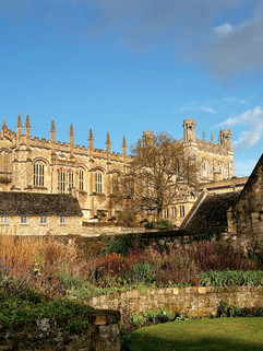 edificio gotico antiguo entre plantas universidad christ church en oxford inglaterra