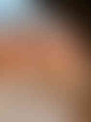 mujer joven sola en las murallas de dubrovnik con vista a la ciudad de techos rojos king's landing el mar adriatico y una isla en verano de croacia