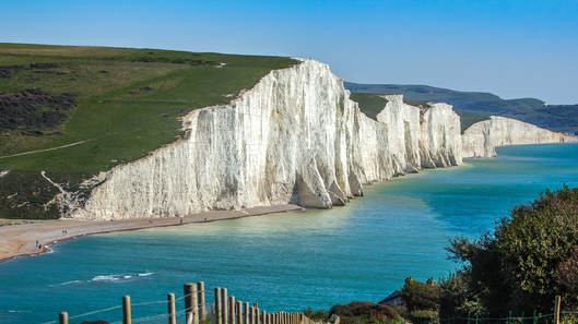 white cliffs acanditados blancos de seven sisters con mar turquesa en dover brighton inglaterra