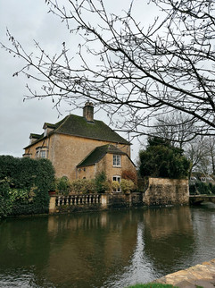 casa medieval sobre un rio en aldeas del sur de inglaterra en los cotswolds