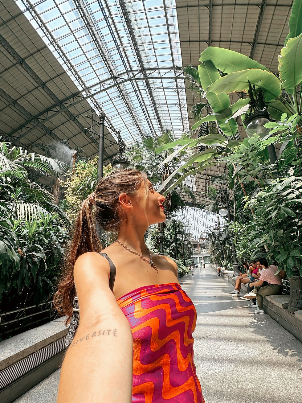 turista joven recorriendo jardin interno de la estacion de trenes atocha en madrid españa