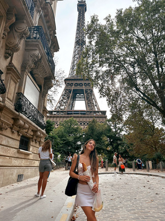 mujer joven con una baguette y la torre eiffel de fondo en paris europa