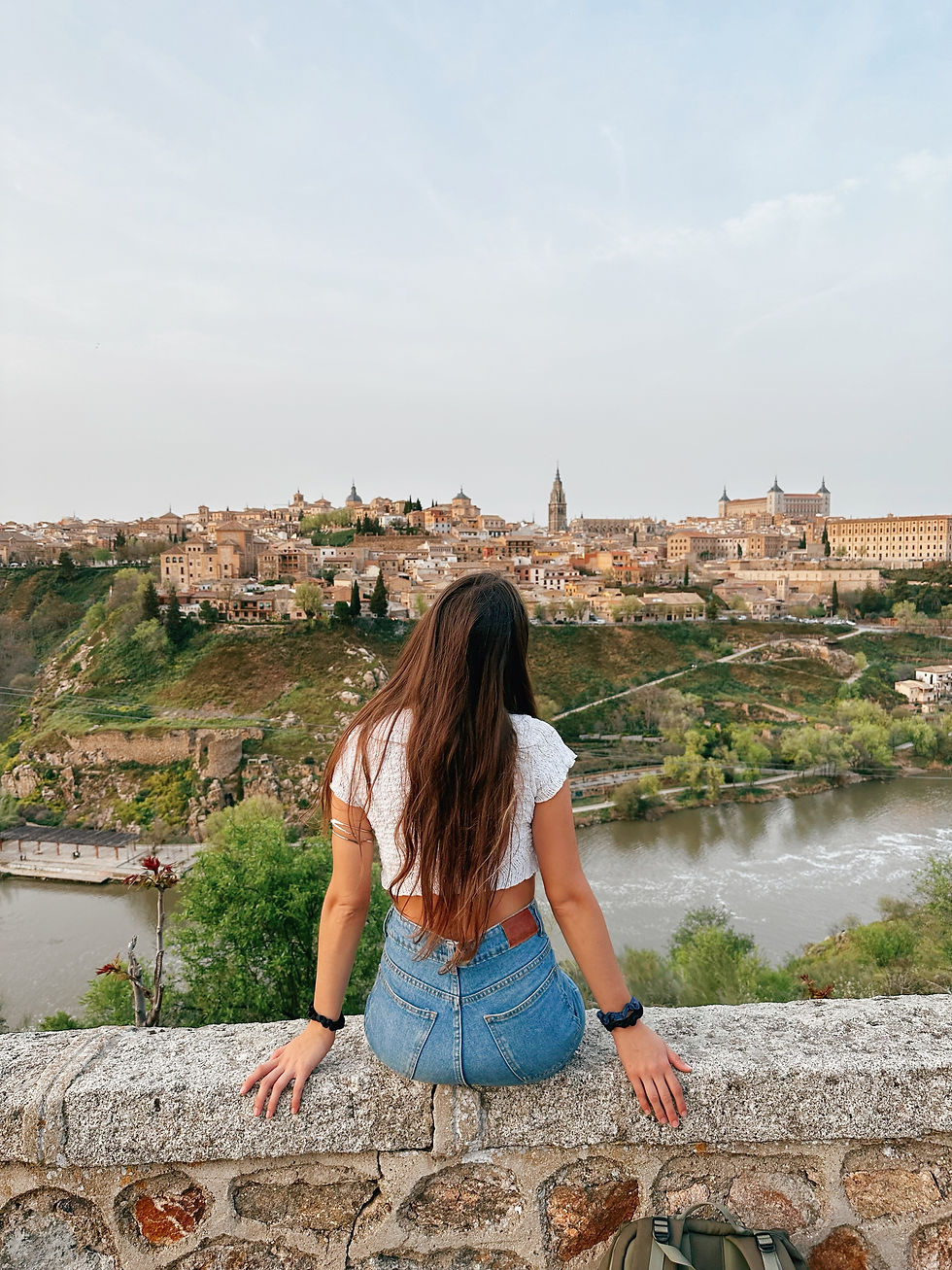 mujer de espaldas en mirador panoramico del pueblo medieval de toledo en españa