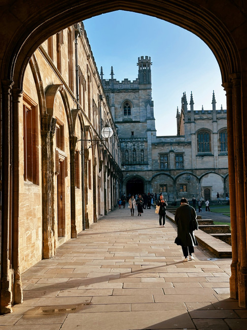 compuerta de la universidad de christ church en oxford inglaterra con la facultad y estudiantes caminando