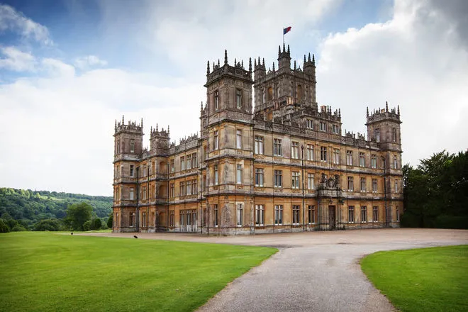 castillo highclere donde se filmo la serie Downton Abbey. Castillo de la realeza gigante amarillo anaranjado
