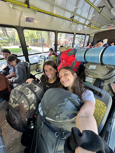 dos mujeres jovenes amigas mochileras en un autobus camino a el trekking del cajon del azul en el bolson