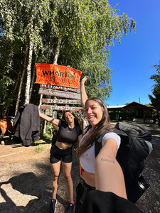 dos mujeres jovenes amigas mochileras en wharton para el trekking del cajon del azul en el bolson argentina